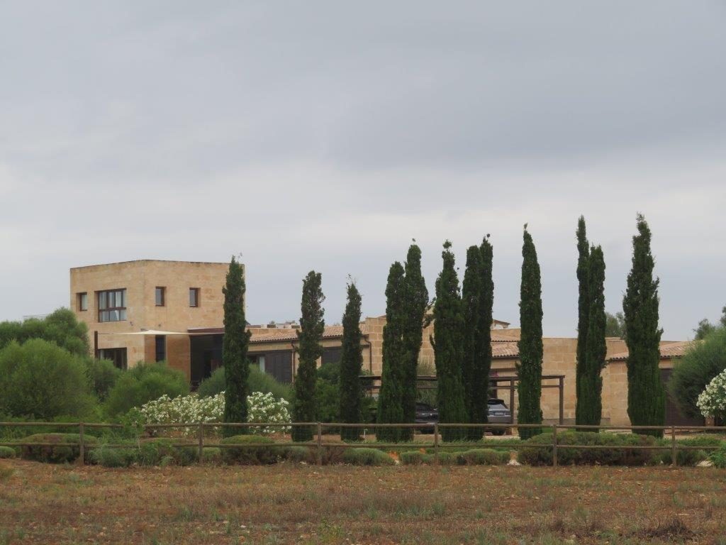 Finca-Nachbarschaft mit Zypressen